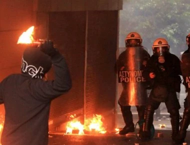 Σκηνικό Άγριας Δύσης στα Εξάρχεια με συμπλοκές ανάμεσα σε αναρχικούς και αστυνομία